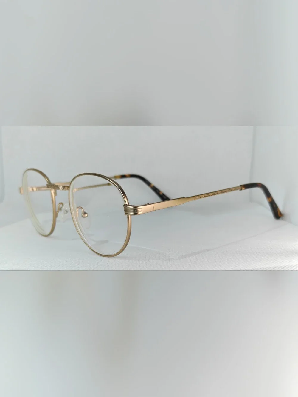 Belleville. Gold Metal Round. Eyeglasses - Classic Frame.